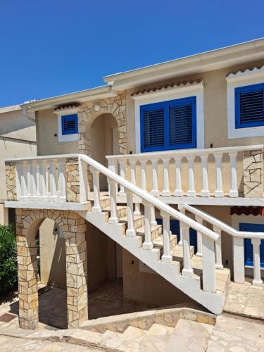 Apartment Frani 1 (Pag, Croatia, 2+2, free parking)
