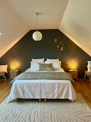 une chambre avec un grand lit avec un mur végétal dans l'établissement SUITES EN PERCHE-Proche Mortagne, à Bures