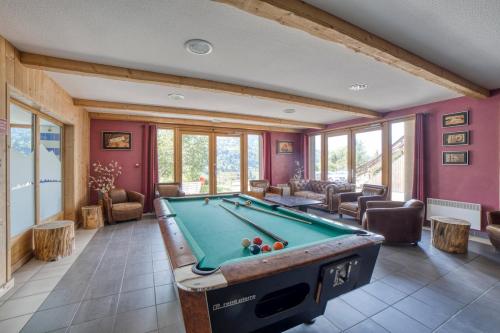 une grande pièce avec une table de billard à l'intérieur dans l'établissement Duplex familial - Piscine intérieure, à Saint-Gervais-les-Bains