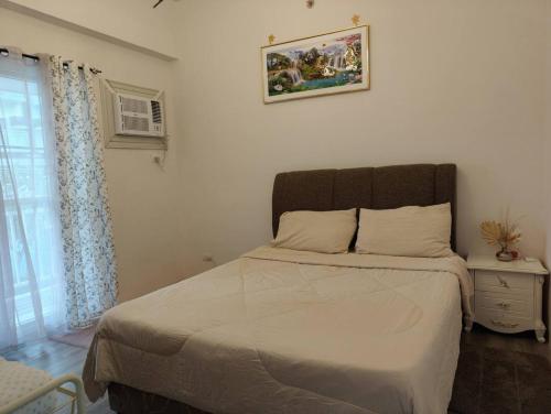 a bedroom with a bed and a window at Skyedwight Condo - 1 Bedroom Pool View with Gym and Free WiFi Near Airport in Pusok