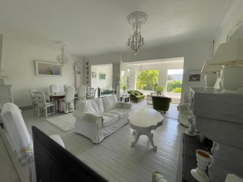 un salon avec un canapé blanc et une table dans l'établissement Villa sur le port de La Baule - Le Pouliguen, au Pouliguen