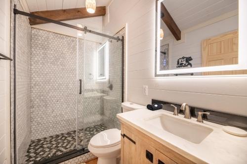 Koupelna v ubytování Bear Cub Cabin By Avada Properties