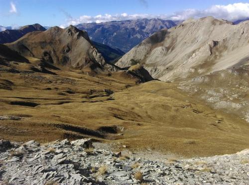a view of a mountain range with mountains in the background at Joli studio confortable et tout équipé au pied du col d'Izoard in Arvieux