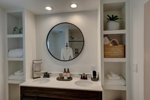 a bathroom with a sink and a mirror at Wanderers Retreat House in Comfort