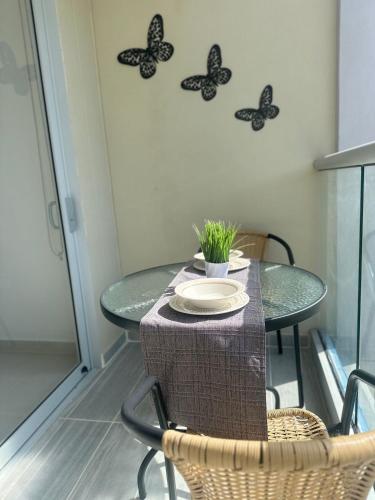 a green table with butterflies on the wall at 707 Chess Loft en Pozos Colorados in Santa Marta