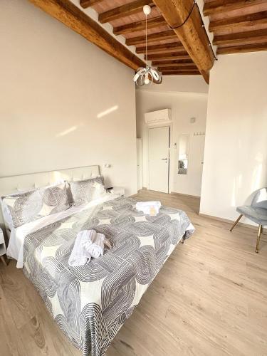 カスティリオーネ・ドルチャにあるAgriturismo Colle Serenoの部屋の中に大きなベッドがある寝室