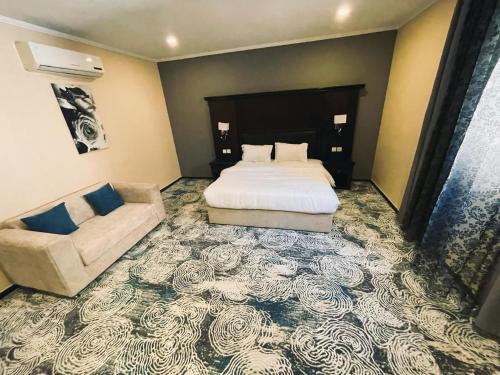 Postel nebo postele na pokoji v ubytování اجنحة الطائف للشقق المخدومة - Al Taif Suites
