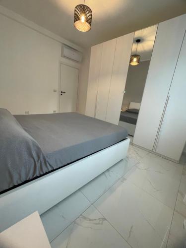 a bedroom with a bed in a room with white cabinets at Alloggio comodo a Rapallo - Vicino al Mare in Rapallo