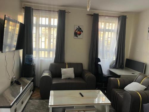 Istumisnurk majutusasutuses Sahel Executive Studio apartment with separated kitchen and bathroom in another section for cheap accommodation in Elgon View near Eldoret sports club,Rapha Hospital, Naivas supermarket, rupha mall, and Eldoret International Airport
