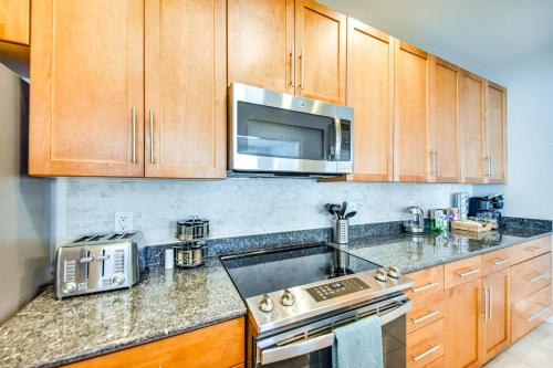 Η κουζίνα ή μικρή κουζίνα στο Walk to Public Beach Access Norfolk Family Home