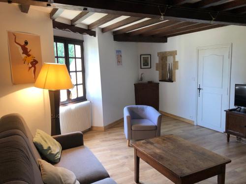 un salon avec un canapé et une table dans l'établissement Louhmari, à Sarlat-la-Canéda