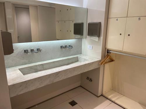 a bathroom with a sink and a large mirror at Loft Full Amenities en Retiro in Buenos Aires
