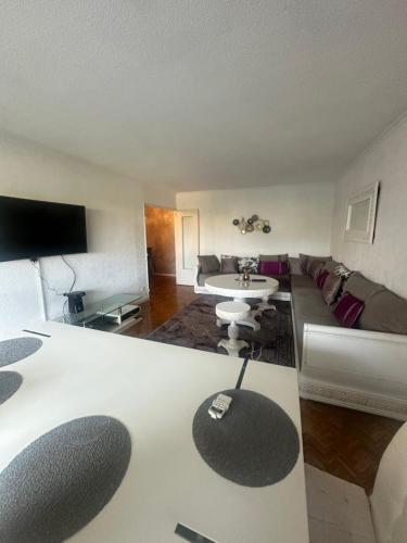 TV a/nebo společenská místnost v ubytování Apartment near Beach-Airport Open 24h