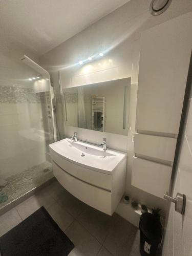 Koupelna v ubytování Apartment near Beach-Airport Open 24h