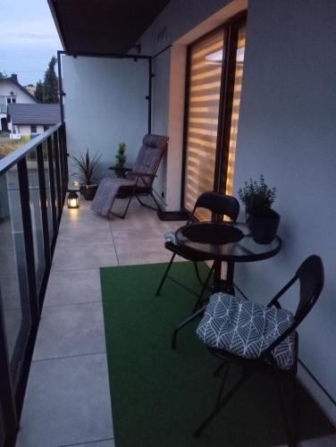 a balcony with a table and chairs on a balcony at Apartament noclegi in Sandomierz