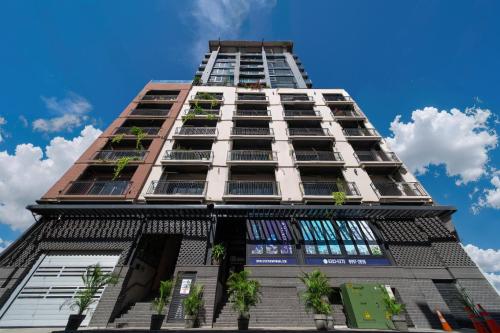 a tall building with windows and plants on it at Casco View Life in Panama City