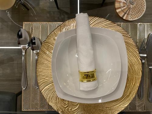 une assiette blanche avec un rouleau de papier toilette dessus dans l'établissement Exclusivo Apto 2 habitaciones aire acondicionado cerca Oakland Place Z 10, à La Aurora