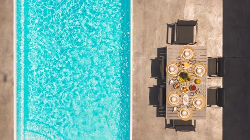 Πισίνα στο ή κοντά στο Moirai Pavilions Luxury Villas