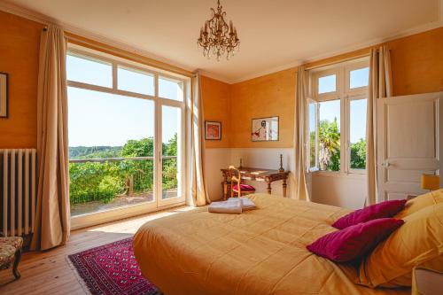 Ένα ή περισσότερα κρεβάτια σε δωμάτιο στο Chateau avec une vue sur la Loire