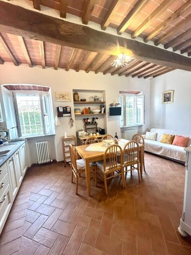 a kitchen and dining room with a table and chairs at Rustico del Chiasso in Capannori