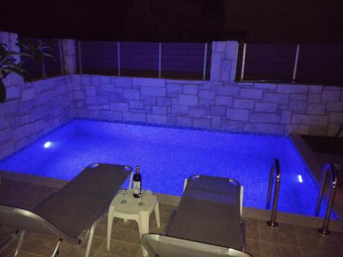 Piscina di “Theeporto” Maisonette with pool o nelle vicinanze