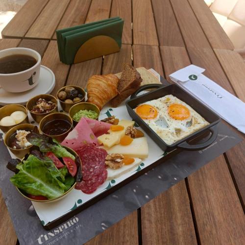 un vassoio di prodotti per la colazione su un tavolo di legno di Tinspiro Alaçatı ad Alaçatı
