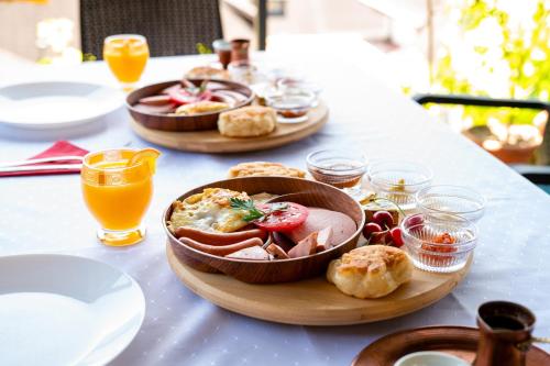 a table with two plates of food and drinks at The Crown Panorama in Jajce