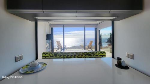 - Sala de estar con vistas al océano en Tiny House El PANGAL, en Cáhuil