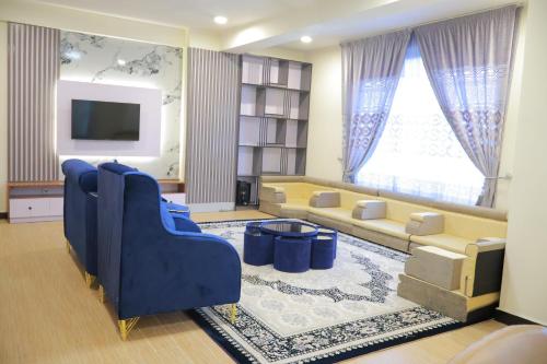 Μια τηλεόραση ή/και κέντρο ψυχαγωγίας στο Kidist 5BR Duplex Apartment