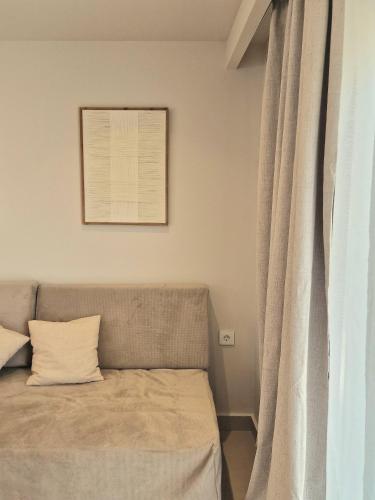 Postel nebo postele na pokoji v ubytování NAMI Seaside
