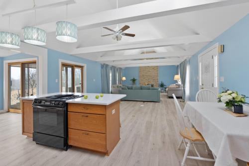 Η κουζίνα ή μικρή κουζίνα στο Bright and Spacious Stay