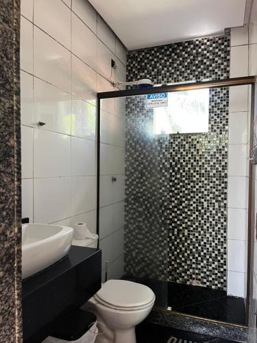 Un baño con inodoro, lavabo y ducha. en Hostel Rio Surf House, en Río de Janeiro