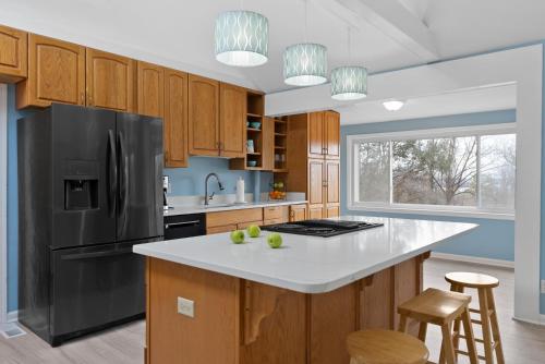 Η κουζίνα ή μικρή κουζίνα στο Bright and Spacious Stay