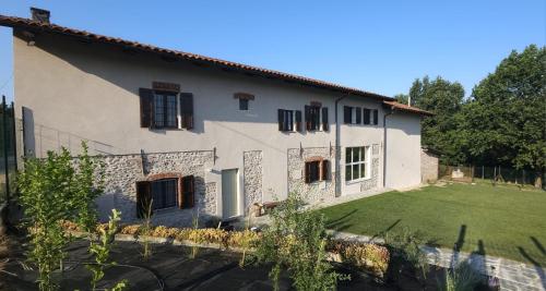 an exterior view of a house with a yard at Cascina Mabette in Farigliano