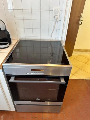 d'une cuisine équipée d'un four micro-ondes. dans l'établissement Studio Le Camargue, à Saintes-Maries-de-la-Mer