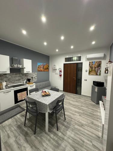 Η κουζίνα ή μικρή κουζίνα στο Blue Wave Apartment