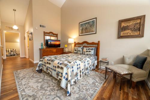 Кровать или кровати в номере Hikers Hideaway By Avada Properties