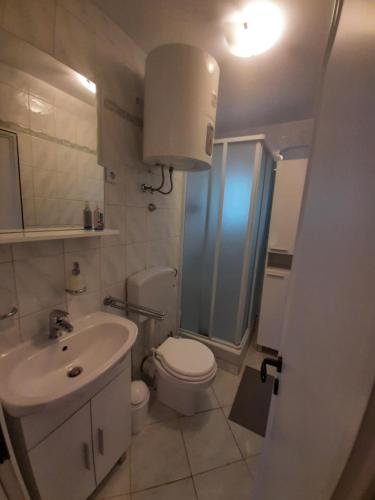 Bilik mandi di Apartman Vito