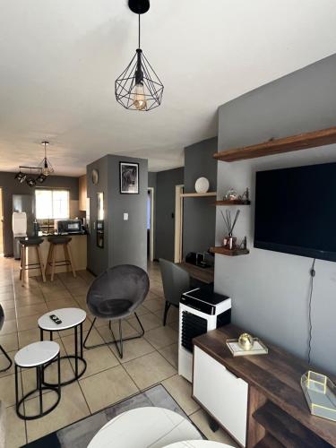 een woonkamer met een flatscreen-tv aan de muur bij 2 Spacious bedroom apartment in Lephalale