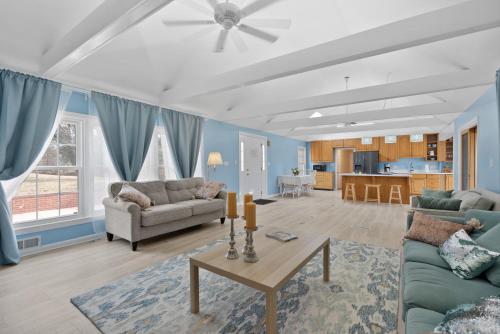 Χώρος καθιστικού στο Bright and Spacious Stay