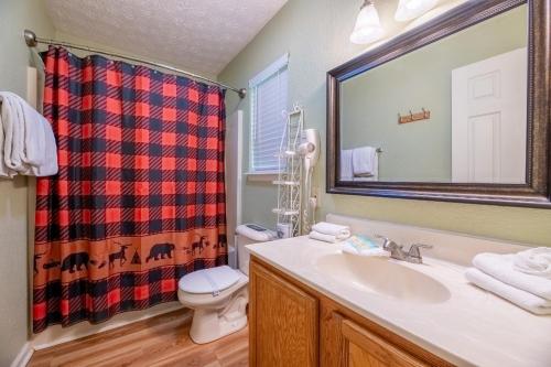 Koupelna v ubytování Four Cubs Cottage By Avada Properties