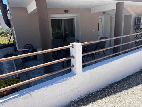 a railing on the front porch of a house at MARIALENA HOMe in Petropiyí