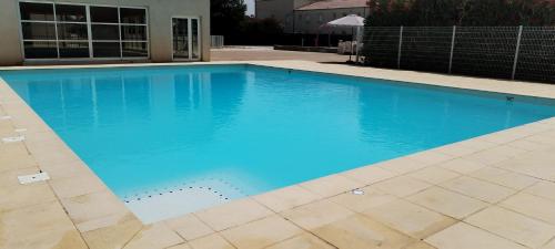 Bazén v ubytování La Camargue bohème nebo v jeho okolí