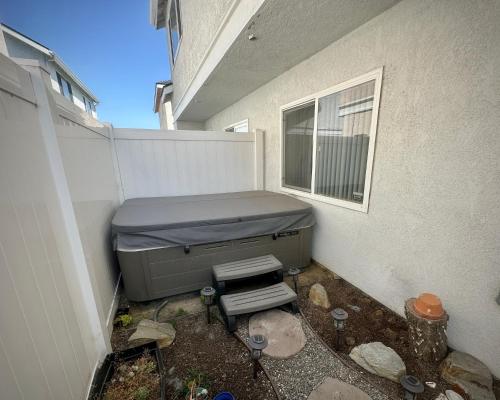 a small bed in a corner of a building at Beach Condo Room, Bath, Garage in Oceano