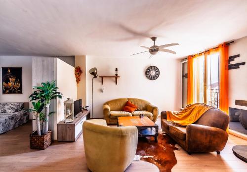 a living room with two couches and a table at Appartement dans le centre médiéval in Hyères