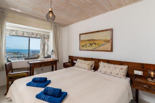 Un dormitorio con una cama con dos toallas azules encima. en Azul Horizonte with a pool, en Benalmádena
