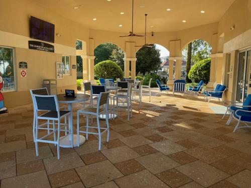 un ristorante con sedie e tavoli e un patio di Family Friendly II a Orlando