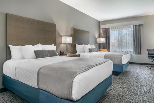 Postel nebo postele na pokoji v ubytování Best Western Plus Wayland Hotel