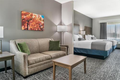 Postel nebo postele na pokoji v ubytování Best Western Plus Wayland Hotel