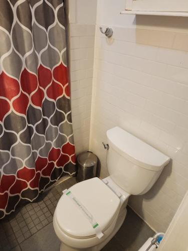 Bilik mandi di Garden Apartment